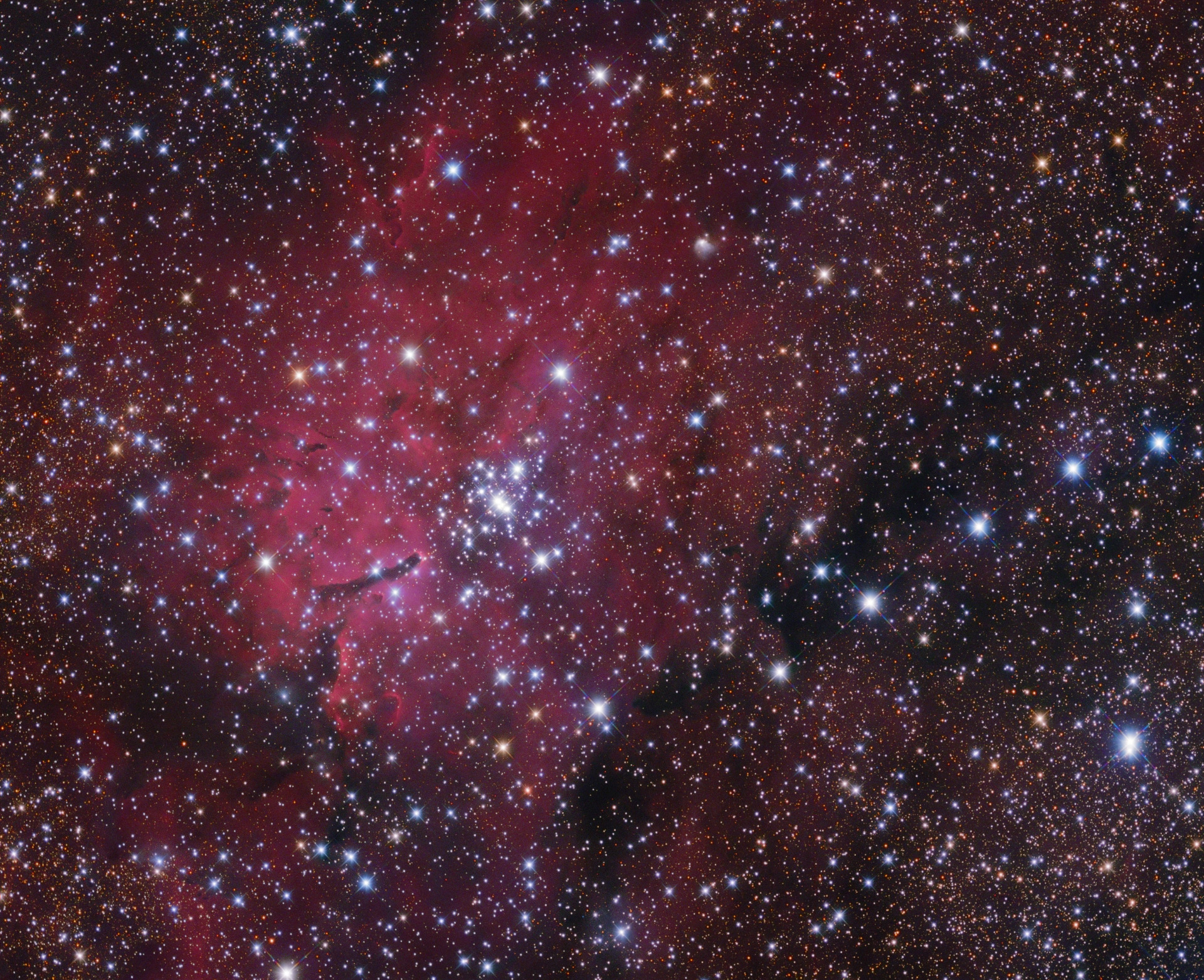 Az NGC6820 izzó gáz felhő és a NGC6823 nyílthalmaz